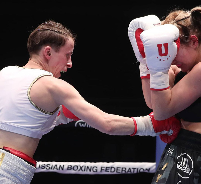 Елена наносит удары
